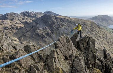 England, Cumbria, Lake District, Wasdale Valley, Great Gable, Bergsteiger - ALRF000571