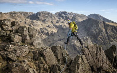 England, Cumbria, Lake District, Wasdale Valley, Great Gable, Bergsteiger - ALRF000572