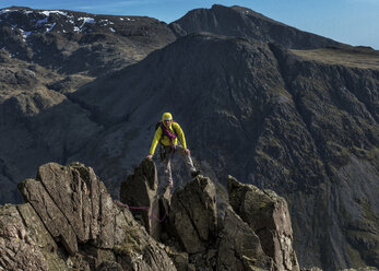 England, Cumbria, Lake District, Wasdale Valley, Great Gable, Bergsteiger - ALRF000574