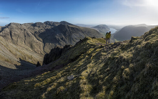 England, Cumbria, Lake District, Wasdale Valley, Great Gable, Bergsteiger - ALRF000578