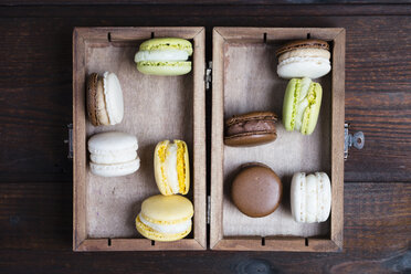 Different macarons in a wooden box - MYF001522