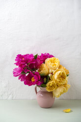 Flower vase of peonies and roses - MYF001526