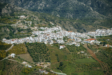 Spanien, Andalusien, Provinz Malaga, Frigiliana, Landschaft von Frigiliana, weiße Stadt an der Costa del Sol - KIJF000489