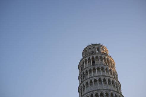 Italien, Toskana, Pisa, Schiefer Turm im Abendlicht - PAF001726