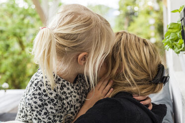 Blond little girl kissing her mother - TCF004985