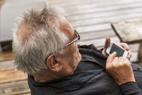 Älterer Mann mit Smartphone - TCF004988