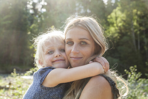 Portrait of mother and her little daughter head to head - TCF005006