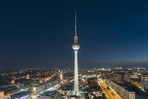 Deutschland, Berlin, Blick auf den Fernsehturm bei Nacht - TAMF000513