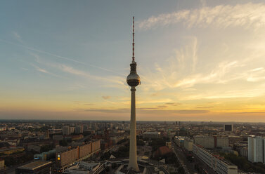 Deutschland, Berlin, Blick auf den Fernsehturm bei Sonnenuntergang - TAMF000514