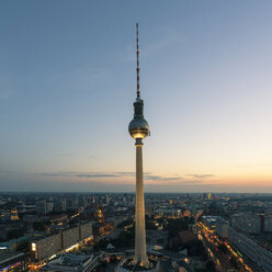 Deutschland, Berlin, Blick auf den Fernsehturm bei Sonnenuntergang - TAMF000516