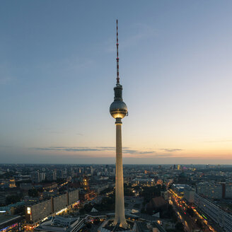 Deutschland, Berlin, Blick auf den Fernsehturm bei Sonnenuntergang - TAMF000516