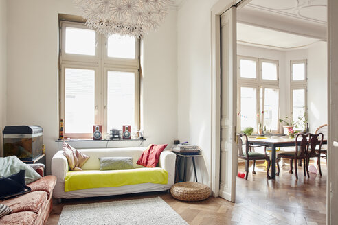 Living room with aquarium and view to dining room - RHF001615