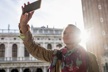 Italien, Venedig, Tourist fotografiert mit Smartphone - MAUF000659