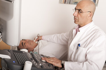 Radiologist examining carotid with ultraschall - MWEF000095