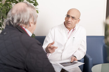 Arzt im Gespräch mit dem Patienten über den medizinischen Befund - MWEF000098