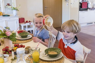 Happy boy and girl having breakfast - MJF001830