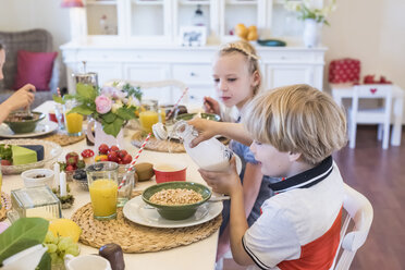 Boy and girl having breakfast - MJF001831