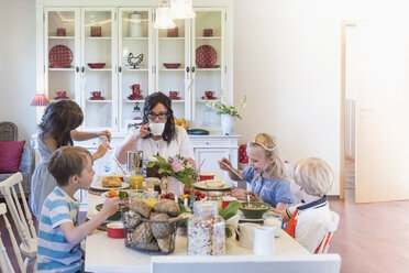 Mutter und vier Kinder beim Frühstück - MJF001833