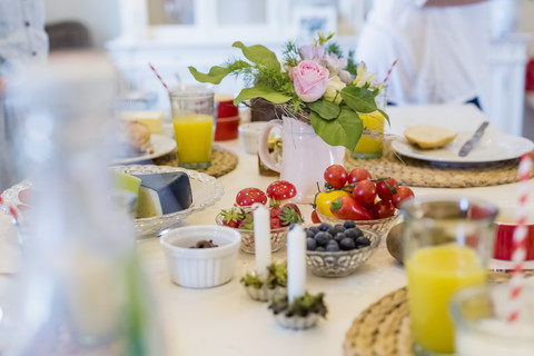 Gesundes Essen auf dem gedeckten Tisch, lizenzfreies Stockfoto