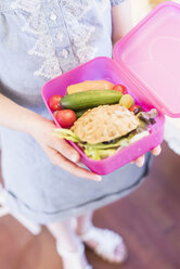 Mädchen hält Brotdose mit gesundem Essen - MJF001849