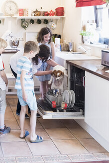 Familie und Hund in der Küche beim Geschirrspüler - MJF001863