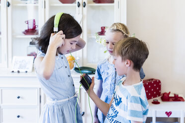 Kinder mit Mobiltelefon und Kopfhörern - MJF001876