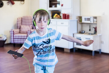 Junge mit Handy und Kopfhörern beim Tanzen - MJF001880