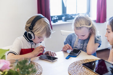 Three children with mobile devices - MJF001883