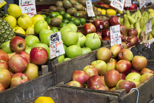 Äpfel und Früchte, Borough Market in London - ABZF000714