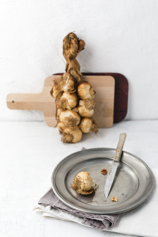 Zopf aus geräuchertem Knoblauch, lizenzfreies Stockfoto