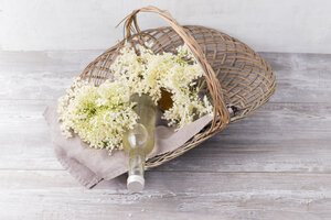 Glasflasche mit Holunderblütensirup und Holunderblüten - MYF001543