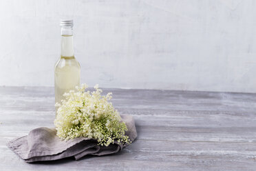 Glass bottle of elderflower sirup and elderflowers - MYF001544
