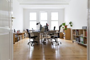 Workspace in empty office - FKF001834