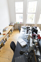 Workspace in empty office - FKF001836