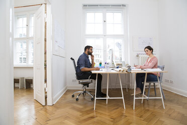 Zwei Kreativschaffende arbeiten im Büro - FKF001848