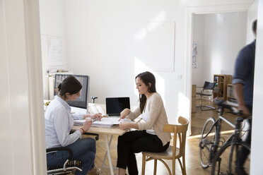 Zwei Frauen besprechen Dokumente im Büro - FKF001885