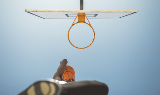 Junger Mann zielt auf Basketballkorb - DAPF000152