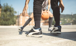 Junges Paar spielt Basketball auf dem Platz - DAPF000157