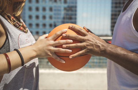 Junges Paar hält Basketball, lizenzfreies Stockfoto