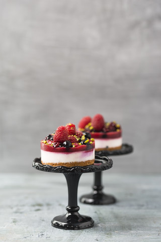 Mini-Törtchen mit Beeren auf Tortenständer, lizenzfreies Stockfoto