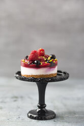 Mini-Törtchen mit Beeren auf Tortenständer - MYF001560