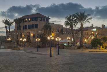 Israel, Jaffa, Platz mit Hotel und Restaurants bei Nacht - HWOF000135