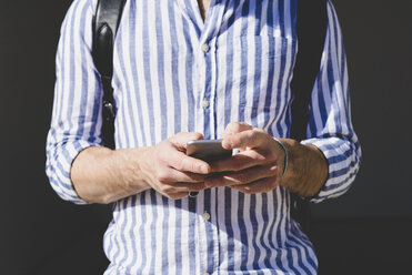 Man's hands holding smartphone - FMOF000009