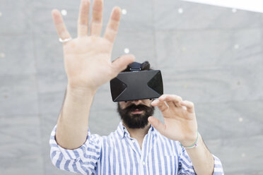 Man wearing Virtual Reality Glasses - FMOF000025