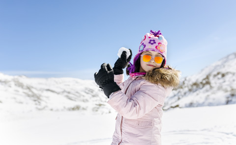 Mädchen wirft Schneeball, lizenzfreies Stockfoto