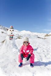 Spanien, Asturien, Mädchen baute einen Schneemann - MGOF001975