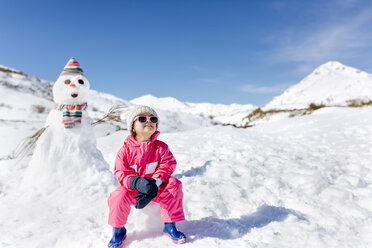 Spanien, Asturien, Mädchen vor einem Schneemann - MGOF001976