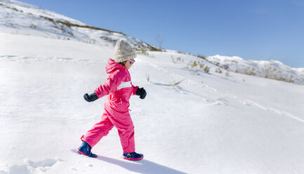 Kleines Mädchen läuft im Schnee - MGOF001980