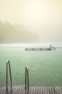 Deutschland, Bayern, Burghausen, Sommerregen am Wöhrsee, Badesteg - HAMF000208