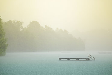 Deutschland, Bayern, Burghausen, Sommerregen am Wöhrsee, Badesteg - HAMF000209